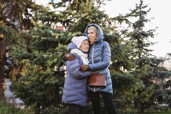 노년기 치료에 활발히 활동하고 할머니와 성충인 크리스마스 트리를 배경으로 겨울에 — 스톡 사진