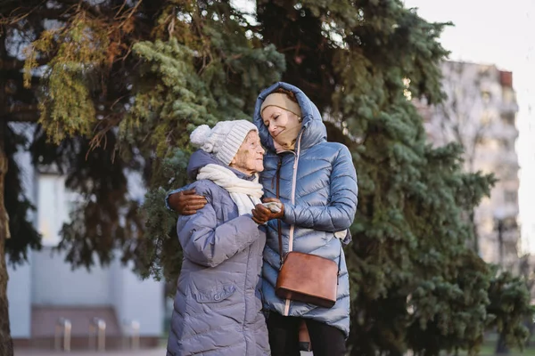 Mulheres Caucasianas Mãe Sênior Filha Madura Jardim Inverno Fundo Árvore — Fotografia de Stock