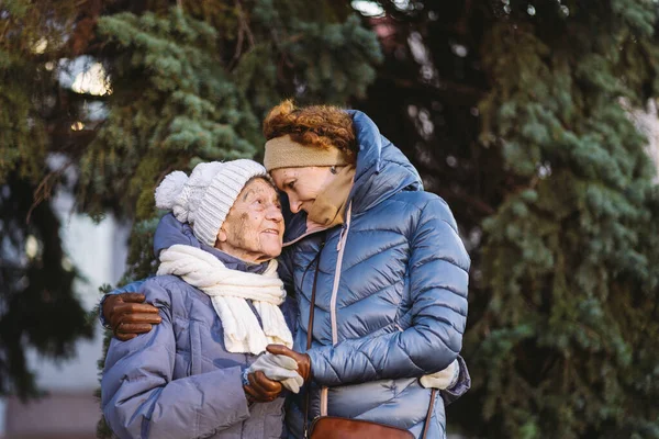 Mulheres Caucasianas Mãe Sênior Filha Madura Jardim Inverno Fundo Árvore — Fotografia de Stock