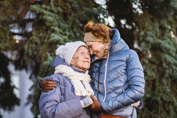 Mulheres Caucasianas Mãe Sênior Filha Madura Jardim Inverno Fundo Árvore — Fotografia de Stock