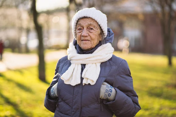 Beyaz Saçlı Kırışıklıkları Olan Yaşında Beyaz Örgü Atkı Şapkayla Poz — Stok fotoğraf