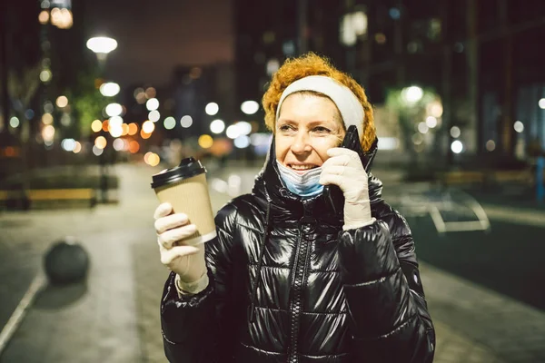 Mujer Mayor Sosteniendo Café Celular Usando Máscara Médica Protectora Guantes — Foto de Stock