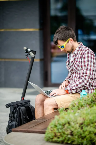 Ontspannen Aantrekkelijke Jongeman Kaukasisch Zit Bank Naast Zijn Elektrische Scooter — Stockfoto