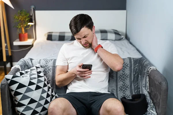 Tipo Lesionó Cuello Recuperó Casa Mientras Estaba Sentado Teléfono Inteligente — Foto de Stock