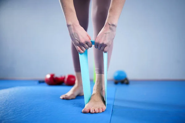 Legs Woman Barefoot Doing Pilates Exercise Elastic Fabric Resistance Band — Foto de Stock