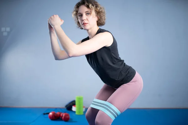 Mujer Atlética Ropa Deportiva Descalza Usando Gruesas Bandas Entrenamiento Tela — Foto de Stock