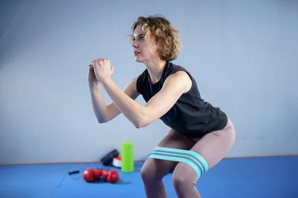 Mujer Atlética Ropa Deportiva Descalza Usando Gruesas Bandas Entrenamiento Tela —  Fotos de Stock