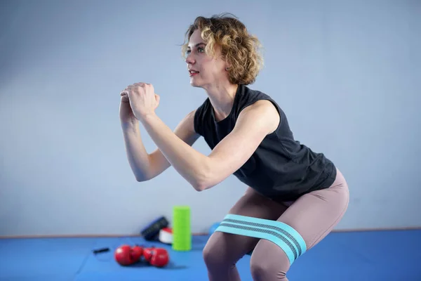 Mujer Atlética Ropa Deportiva Descalza Usando Gruesas Bandas Entrenamiento Tela — Foto de Stock