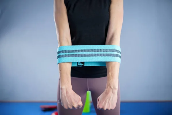 Mujer Atlética Ropa Deportiva Descalza Usando Gruesas Bandas Entrenamiento Tela —  Fotos de Stock