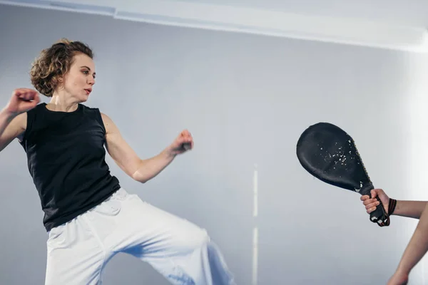 Primer Plano Pierna Mujer Descalza Practicando Patadas Con Taekwondo Entrenador — Foto de Stock