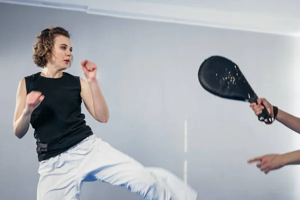Primer Plano Pierna Mujer Descalza Practicando Patadas Con Taekwondo Entrenador — Foto de Stock