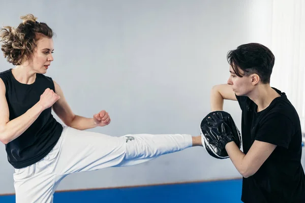 Entrenamiento Personal Artes Marciales Del Taekwondo Mujer Entrenadora Sosteniendo Taekwondo — Foto de Stock
