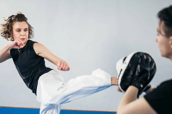 Mujer Luchadora Artes Marciales Practicando Con Entrenador Golpeando Taekwondo Kick — Foto de Stock