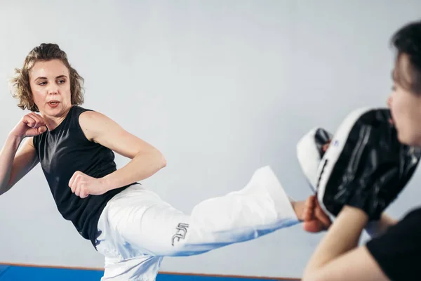 Entrenamiento Personal Artes Marciales Del Taekwondo Mujer Entrenadora Sosteniendo Taekwondo — Foto de Stock