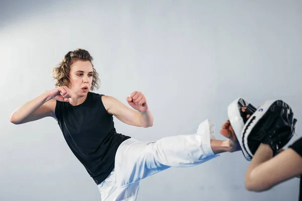 Entrenamiento Personal Artes Marciales Del Taekwondo Mujer Entrenadora Sosteniendo Taekwondo — Foto de Stock
