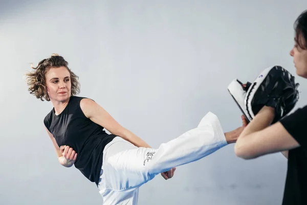 Primer Plano Pierna Mujer Descalza Practicando Patadas Con Taekwondo Entrenador — Foto de Stock