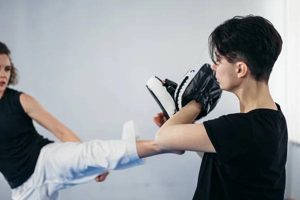 Entrenamiento Personal Artes Marciales Del Taekwondo Mujer Entrenadora Sosteniendo Taekwondo — Foto de Stock