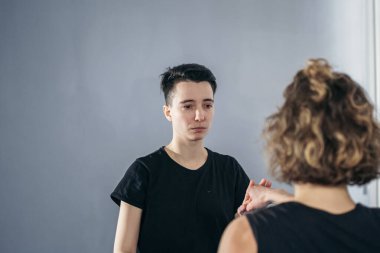 Beden eğitimi hocasıyla birlikte genç bir karate öğrencisi. Tekvando koçu yetişkin kadınlara kişisel eğitim veriyor. Dövüş sanatlarıyla uğraşan iki kadın. Koçla kavga etmek. Eğitmeniyle egzersiz yap..