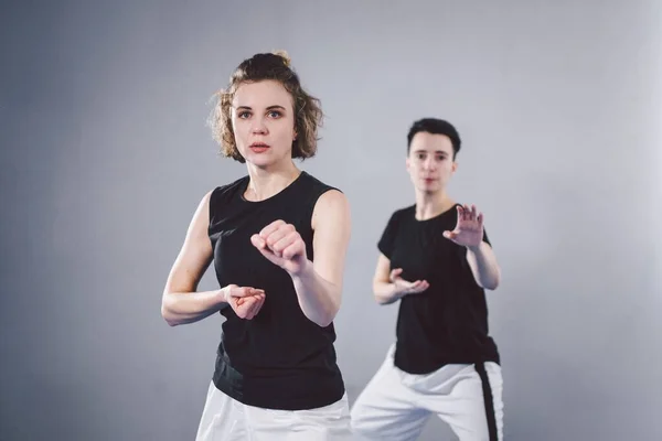 Entrenador Enseña Los Atletas Patear Fuertes Atletas Artes Marciales Femeninas — Foto de Stock