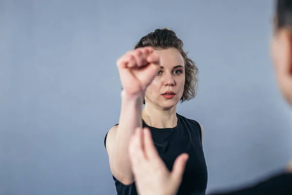 Dos Luchadoras Artes Marciales Practican Gimnasio Taekwondo Entrenador Estudiante Entrenamiento — Foto de Stock