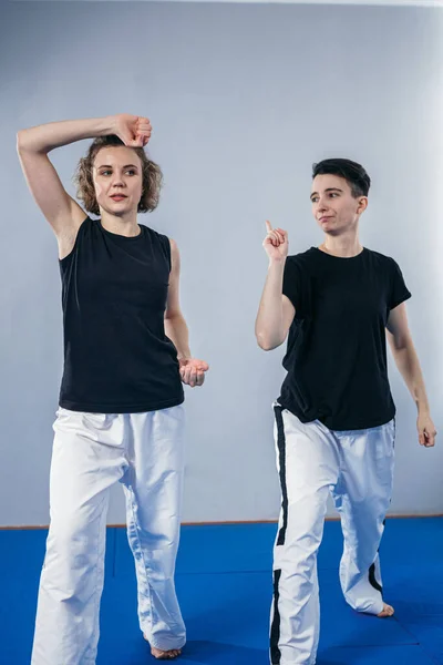 Joven Estudiante Karate Con Entrenador Gimnasio Taekwondo Entrenador Enseñanza Mujer — Foto de Stock