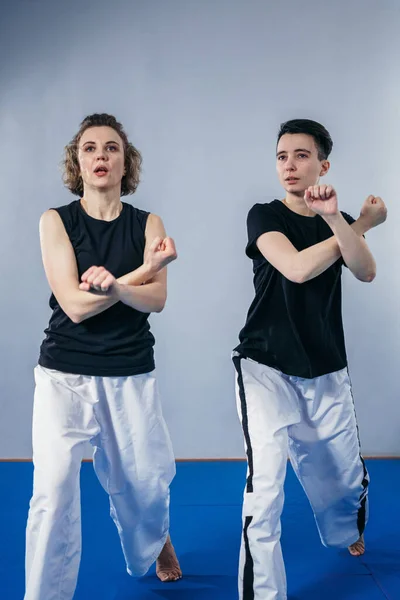 Dos Luchadoras Artes Marciales Practican Gimnasio Taekwondo Entrenador Estudiante Entrenamiento — Foto de Stock