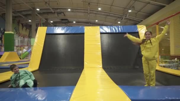 Niños ocio activo. Fin de semana deportivo en centro deportivo de acrobacias y trampolín. Educación física. Los niños se divierten en cama elástica en el centro de entretenimiento, la infancia y el estilo de vida deportivo — Vídeos de Stock