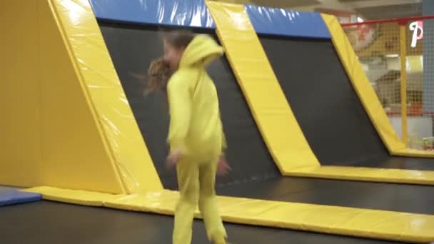 Kinderen actieve vrije tijd. Sportweekend in sportcentrum van acrobatiek en trampoline. Lichamelijke opvoeding. Kinderen hebben plezier op trampoline in entertainment center, kindertijd en sportieve levensstijl — Stockvideo