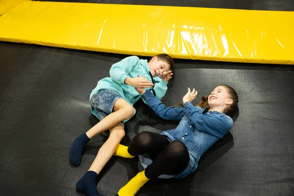 Niedlichen Zwillingsbruder Und Schwester Springen Und Hüpfen Auf Indoor Trampolin — Stockfoto