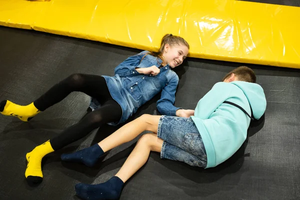 Niedlichen Zwillingsbruder Und Schwester Springen Und Hüpfen Auf Indoor Trampolin — Stockfoto