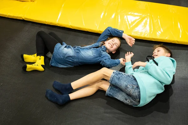 Aktive Freizeit Kinder Haben Spaß Auf Dem Trampolin Unterhaltungszentrum Kindheit — Stockfoto