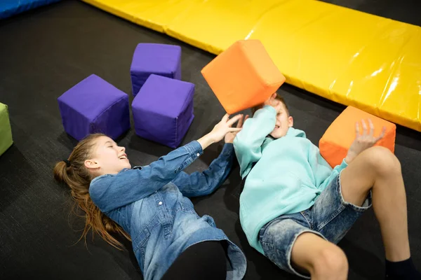 Glücklich Lächelnde Jährige Kinder Springen Auf Dem Trampolin Der Halle — Stockfoto