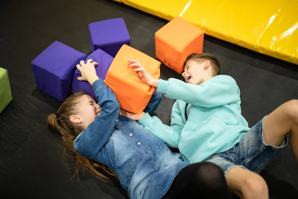 Aktive Freizeit Kinder Haben Spaß Auf Dem Trampolin Unterhaltungszentrum Kindheit — Stockfoto