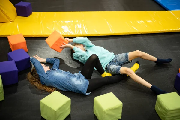 Aktive Freizeit Kinder Haben Spaß Auf Dem Trampolin Unterhaltungszentrum Kindheit — Stockfoto