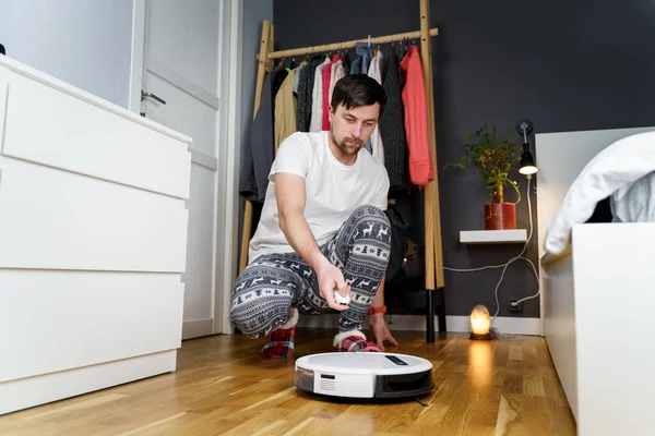 Joven Hombre Caucásico Haciendo Limpieza Para Las Fiestas Navideñas Invierno — Foto de Stock