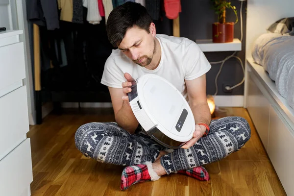 Hombre Joven Caucásico Pijama Navidad Haciendo Mantenimiento Robot Aspiradora Hombre — Foto de Stock