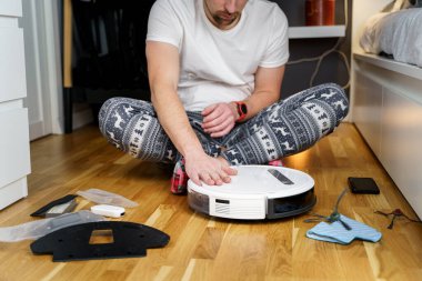 Kış süsleri ve Noel komik çoraplarıyla genç bir baba yeni yıl ve Noel tatillerinde evi temizlemek için bir robot elektrikli süpürge servis eder. Haneler için yeni teknoloji