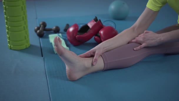 Péče o flexibilitu. Žena cvičí jógu na podlaze. Protahovací cvičení. Fitness a péče o tělo. Fyzikální terapie. Hodina jógy. Bosé nohy během tréninku. Štíhlá holka v dobré kondici. Rozehřej se — Stock video