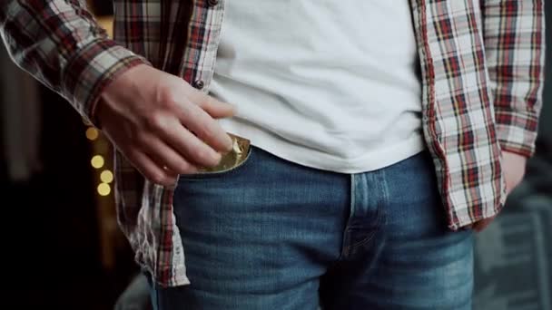 Homme caucasien main close-up sort préservatif dans le paquet d'or de poche de jeans. Thème du sexe avec protection. Du sexe sans risque. Prévention des maladies sexuellement transmissibles, des infections, des aides. Soins de santé — Video