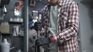 Erkek makine mühendisi, tamirci çocuk scooterındaki mekanik hasarı tamir ediyor. Mobiletlerin ekolojik taşımacılığında hizmet ve bakım için küçük bir işletme. Kırık tekme e scooter