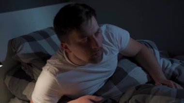 Gece yarısı internet üzerinden televizyon izleyen bir adam. Bağımlı erkek TV izlemek için geç saatlere kadar çalışıyor. Uykusuzluk. Tembellik, sakinlik, televizyon bağımlılığı