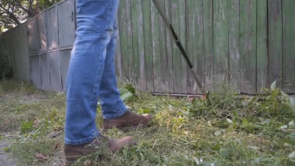 市内のエッジトリマーを使用して保護服のプロの庭師。芝生のトリマーで芝生を刈る男労働者屋外。園芸ケアツールや機器。手粉で芝生のトリミングを処理します — ストック動画