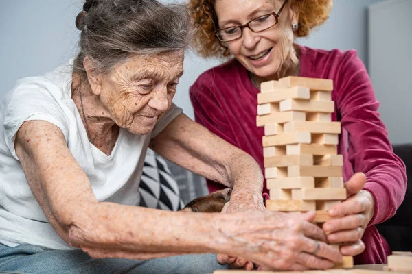 Mãe Filha Aposentados Passam Tempo Juntos Casa Jogando Jogo Tabuleiro — Fotografia de Stock