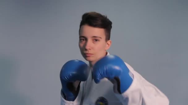 Vrouw training taekwondo trucs in de sportschool. Vrouwelijke witte kimono demonstreert karate techniek. Krijgskunst concept. Sportvrouw voert traditionele combinatie van stoten uit. Oekraïne, Kiev 20 maart 2017 — Stockvideo