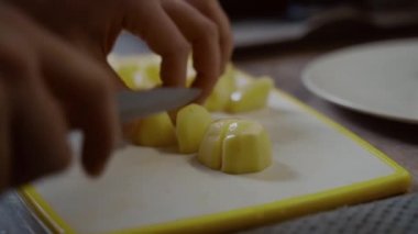 Eller yakın çekim için hazırlanıyor, baba mutfakta. Çorba, öğle yemeği, akşam yemeği. Sebze kesmek, patatesleri bıçakla kesmek. Sürpriz, karına yardım etmek. Adım adım ev yapımı yemek tarifi