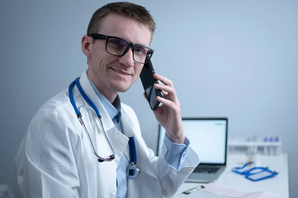 Médico Europeo Bata Médica Blanca Gafas Consulta Paciente Teléfono Celular — Foto de Stock