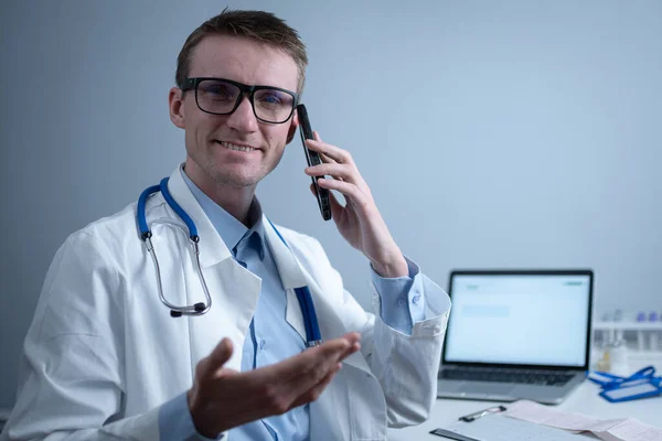 Європейський Лікар Білому Медичному Пальто Окуляри Консультується Пацієнтом Мобільному Телефону — стокове фото