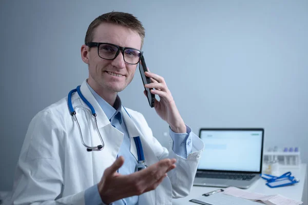 Усміхнений Лікар Має Дзвінок Столом Фізик Розмовляє Своїм Пацієнтом Офісній — стокове фото