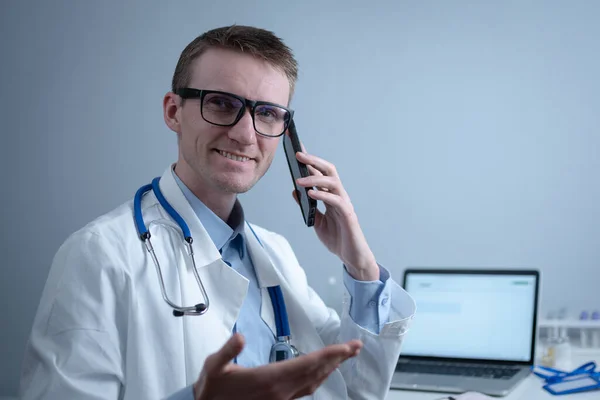 Médico Europeo Bata Médica Blanca Gafas Consulta Paciente Teléfono Celular — Foto de Stock