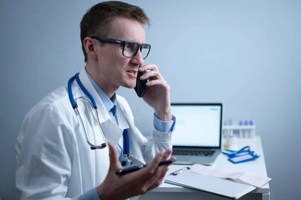 Médecin Souriant Ayant Appel Téléphonique Bureau Médecin Parlant Avec Son — Photo